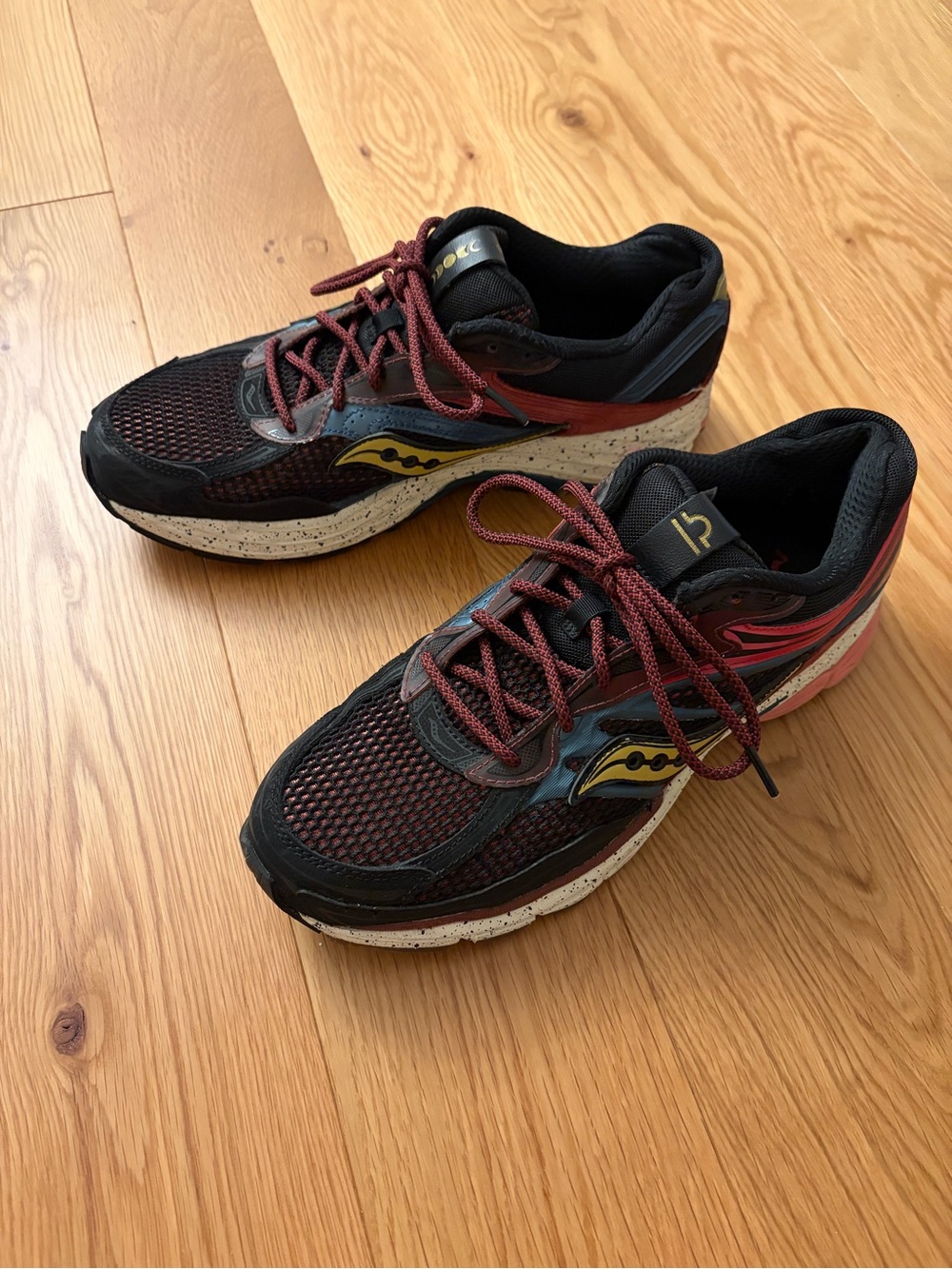 Saucony Men’s Black & Maroon Athletic Running Sneakers (11.5)